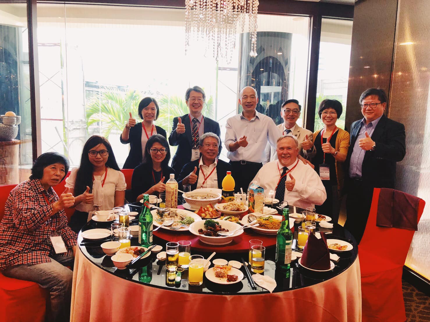 國民黨立委陳宜民PO出滿桌佳餚的照片,赫見韓國瑜就站在合影者中間。 圖:翻攝立法委員 陳宜民臉書 國民黨立委陳宜民PO出滿桌佳餚的照片,赫見韓國瑜就站在合影者中間。 圖:翻攝立法委員 陳宜民臉書