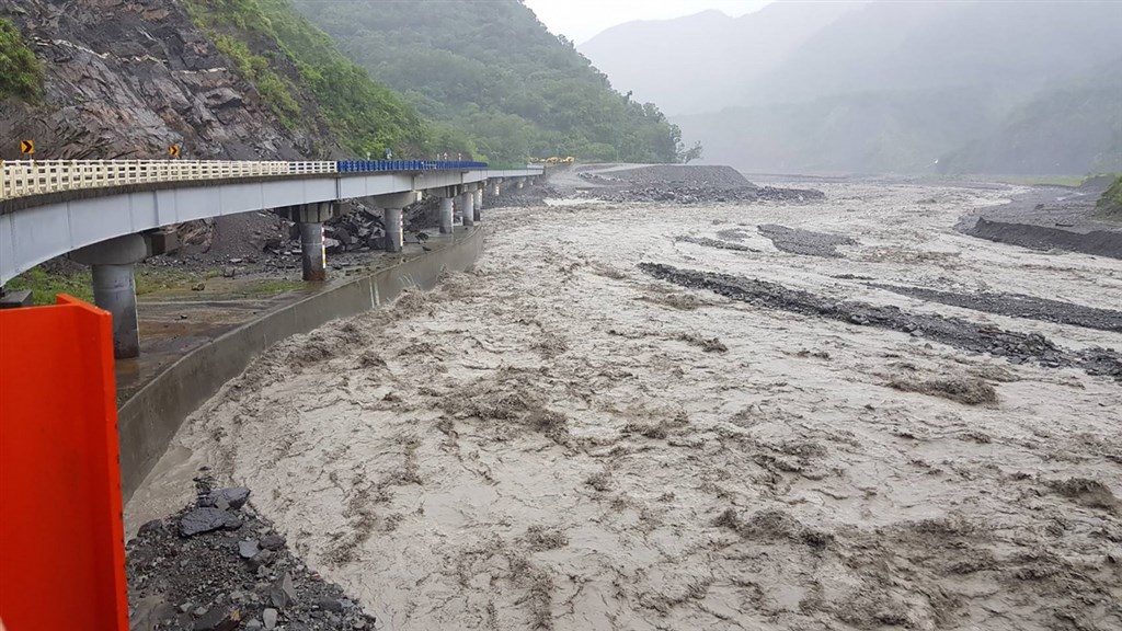 因應颱風白鹿來襲和豪雨影響,高雄山區台20線、台27線和台29線等部分路段將自24日晚間8時起實施預警性封閉,提醒用路人非必要請避免進入山區道路,確保自身安全。 圖:公路總局第三區養護工程處提供 因應颱風白鹿來襲和豪雨影響,高雄山區台20線、台27線和台29線等部分路段將自24日晚間8時起實施預警性封閉,提醒用路人非必要請避免進入山區道路,確保自身安全。 圖:公路總局第三區養護工程處提供