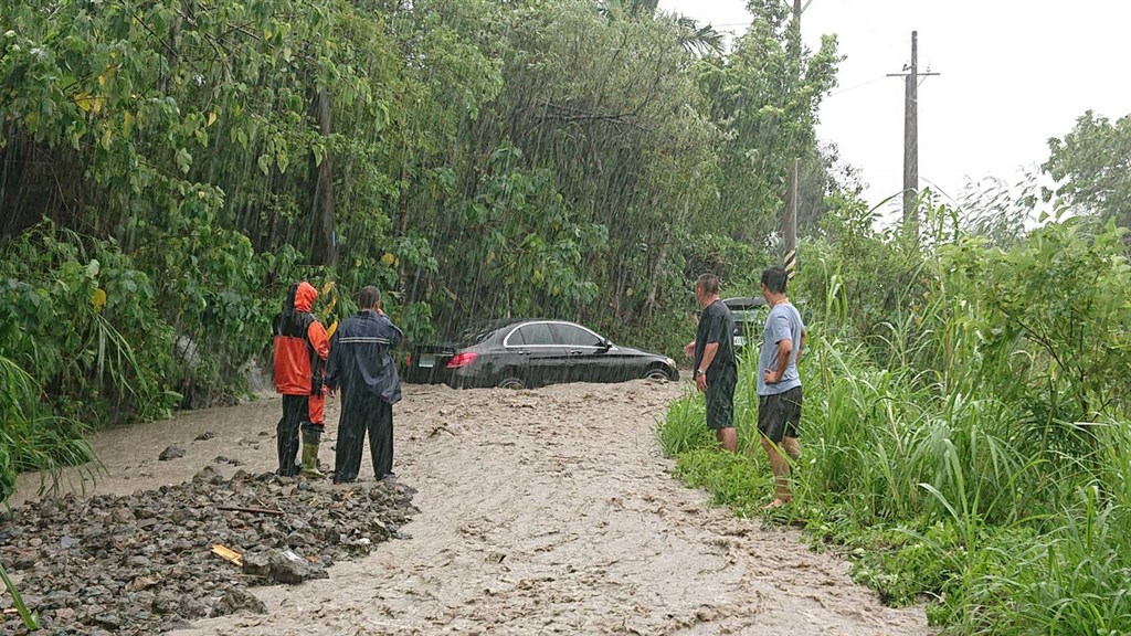 輕颱白鹿來襲,24日上午有14名遊客冒雨前往花蓮富里鄉六十石山賞金針花,下山遇路面積水不敢前行,消防人員派20名人力上山救援脫困。 圖:花蓮縣消防局提供 輕颱白鹿來襲,24日上午有14名遊客冒雨前往花蓮富里鄉六十石山賞金針花,下山遇路面積水不敢前行,消防人員派20名人力上山救援脫困。 圖:花蓮縣消防局提供