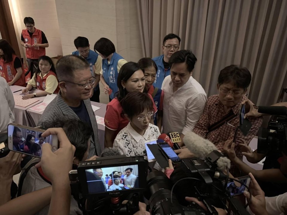對於外界「換韓」的聲音,前國民黨主席洪秀柱(左)認為不可能。 圖:擷取洪秀柱臉書。 對於外界「換韓」的聲音,前國民黨主席洪秀柱(左)認為不可能。 圖:擷取洪秀柱臉書。