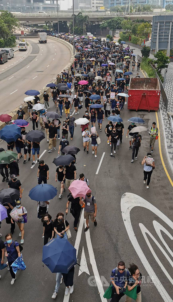 香港24日下午又有反對修訂逃犯條例遊行,地點在九龍觀塘,目的是要求港府回應反送中運動的5大訴求,包括撤回相關修訂草案。 圖:中央社提供。 香港24日下午又有反對修訂逃犯條例遊行,地點在九龍觀塘,目的是要求港府回應反送中運動的5大訴求,包括撤回相關修訂草案。 圖:中央社提供。