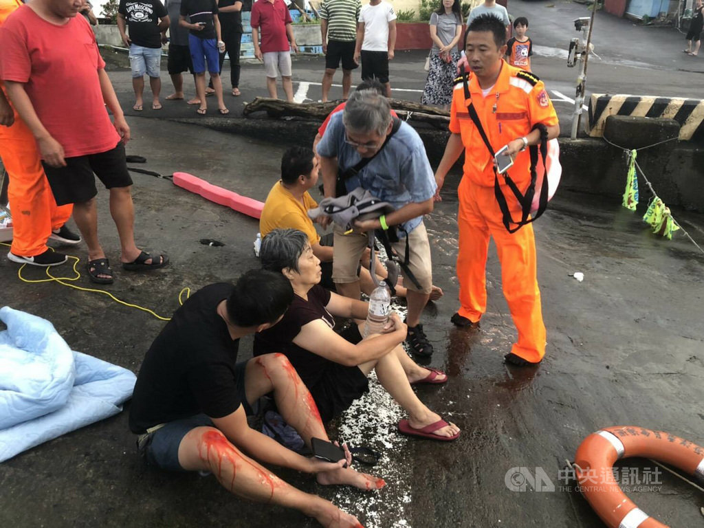 屏東墾丁紅柴坑25日發生一輛載著9人的休旅車疑似故障滑入海裡,1分鐘車子沒入海中,當地居民與海巡人員立即跳入海裡救援,9人全被救起送醫,只受輕傷。 圖:海巡署南部分署提供 屏東墾丁紅柴坑25日發生一輛載著9人的休旅車疑似故障滑入海裡,1分鐘車子沒入海中,當地居民與海巡人員立即跳入海裡救援,9人全被救起送醫,只受輕傷。 圖:海巡署南部分署提供