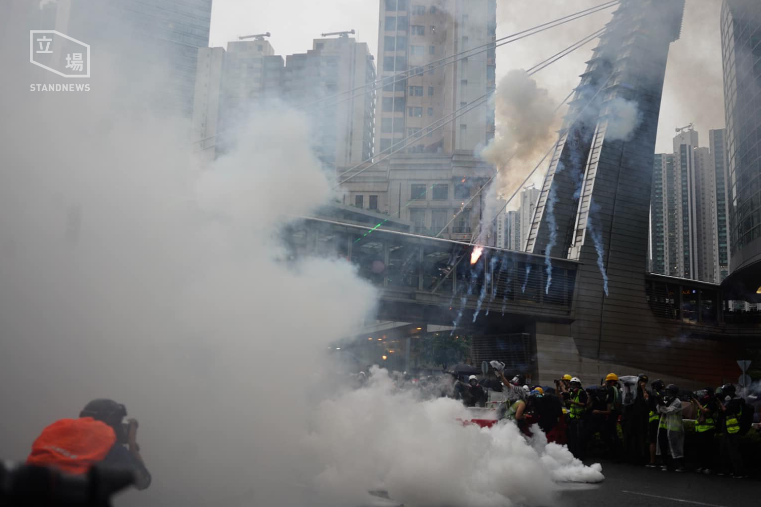 荃灣遊行演變成警民嚴重衝突。 圖:擷取自立場新聞臉書。 荃灣遊行演變成警民嚴重衝突。 圖:擷取自立場新聞臉書。