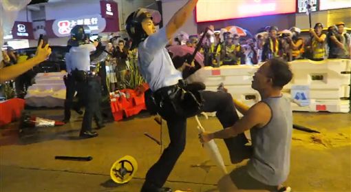 港警怒踹民眾。 圖:翻攝自SocREC 社會記錄頻道臉書 港警怒踹民眾。 圖:翻攝自SocREC 社會記錄頻道臉書