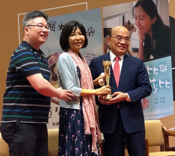 蘇貞昌在行政院提前頒發金鼎獎特別貢獻獎給幸佳慧。 圖:翻攝幸佳慧臉書 蘇貞昌在行政院提前頒發金鼎獎特別貢獻獎給幸佳慧。 圖:翻攝幸佳慧臉書