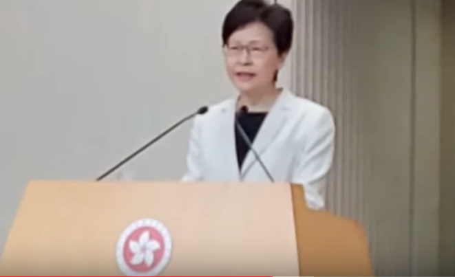 香港特首林鄭月娥正考慮是否實施緊急法,據環球網報導,星期二林鄭月娥,面對記者提問是否會實施緊急法,她表示政府有責任為了盡快止暴制亂使用香港法治的手段,也包括法律,林鄭月娥也向記者們表示,一切都是依法行事,大家可以完全放心。 圖:翻攝網路直播 香港特首林鄭月娥正考慮是否實施緊急法,據環球網報導,星期二林鄭月娥,面對記者提問是否會實施緊急法,她表示政府有責任為了盡快止暴制亂使用香港法治的手段,也包括法律,林鄭月娥也向記者們表示,一切都是依法行事,大家可以完全放心。 圖:翻攝網路直播