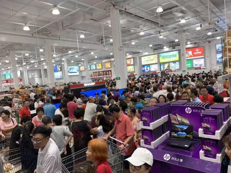 中國首間Costco今(27)日於上海開幕,現場人潮洶湧。 圖:劉若媺/提供 中國首間Costco今(27)日於上海開幕,現場人潮洶湧。 圖:劉若媺/提供