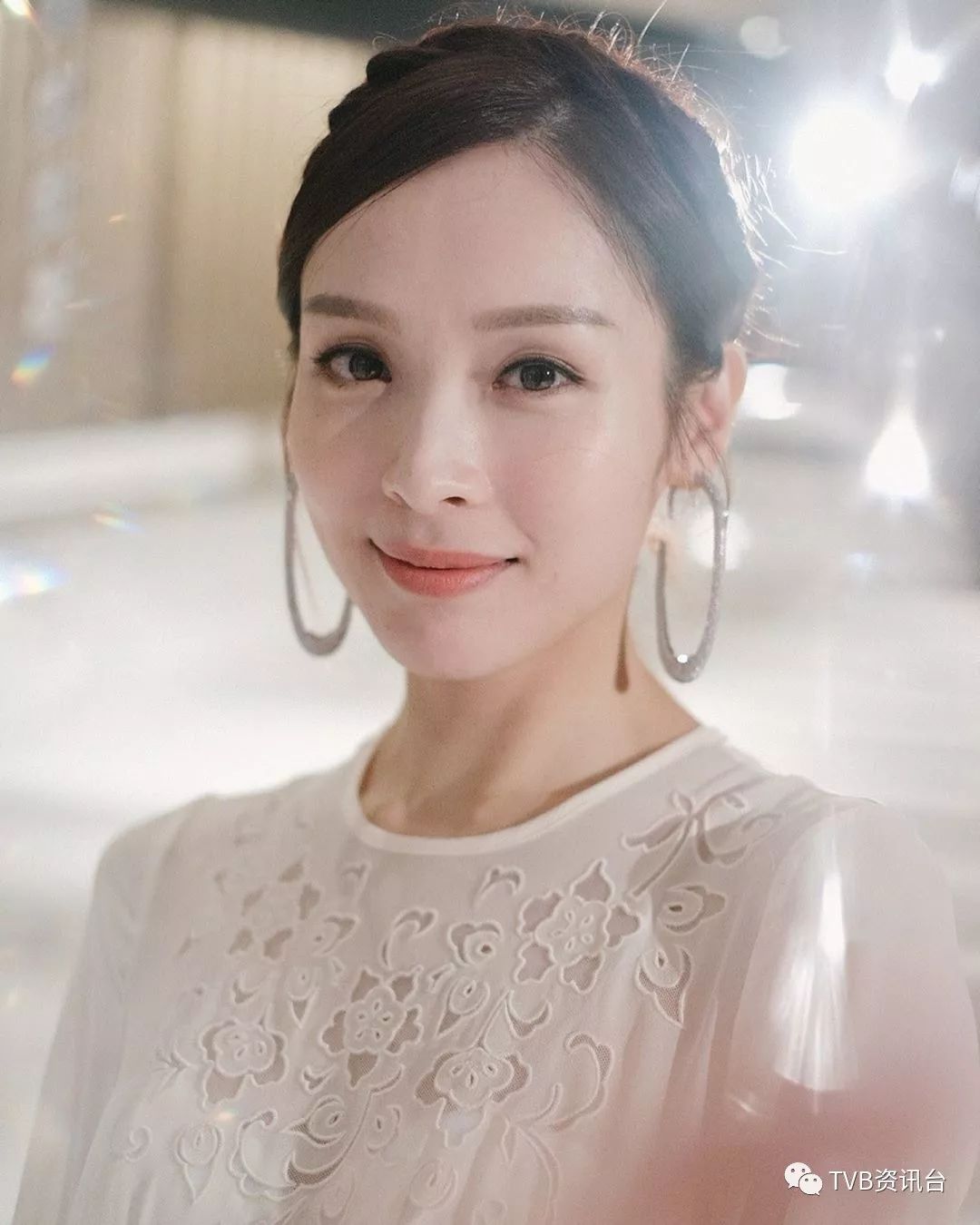 原本備受TVB力捧的今屆視后李佳芯,傳出由於六月時在微博發表抒情文,內容寫說有時候扭曲的不是世界,而是人心,以及在IG上呼籲市民,盡公民責任,把票留在手上,被網民斥責她支持反送中示威者,網民還要求TVB將她封殺。 原本備受TVB力捧的今屆視后李佳芯,傳出由於六月時在微博發表抒情文,內容寫說有時候扭曲的不是世界,而是人心,以及在IG上呼籲市民,盡公民責任,把票留在手上,被網民斥責她支持反送中示威者,網民還要求TVB將她封殺。