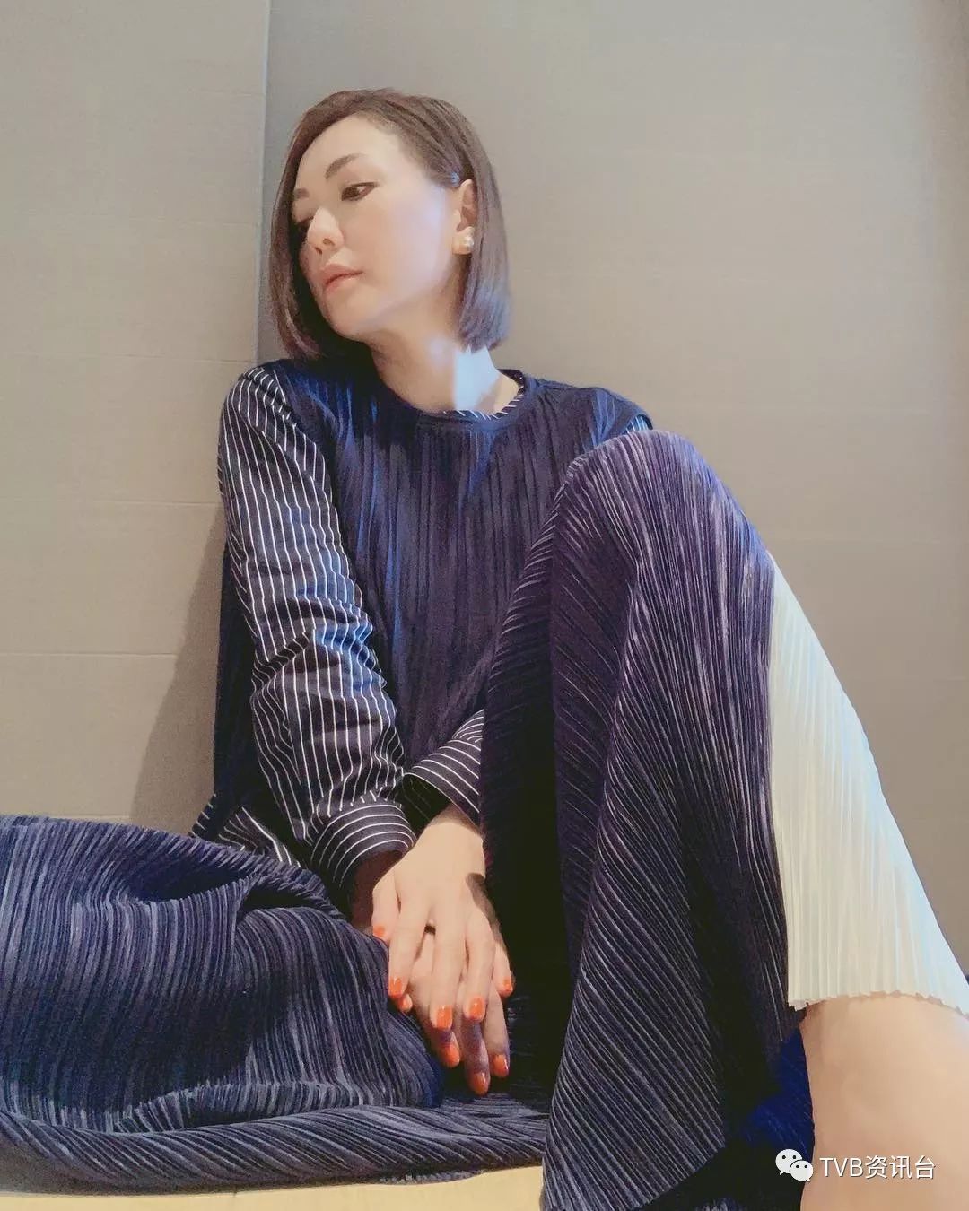 同為TVB視后的田蕊妮,早前在臉書發表貼文,疑似暗示林鄭月娥如同人肉答錄機,只會回應相同的答案,引起網民不滿,網民紛紛在微博攻擊她,更揚言要全面封殺她。 同為TVB視后的田蕊妮,早前在臉書發表貼文,疑似暗示林鄭月娥如同人肉答錄機,只會回應相同的答案,引起網民不滿,網民紛紛在微博攻擊她,更揚言要全面封殺她。