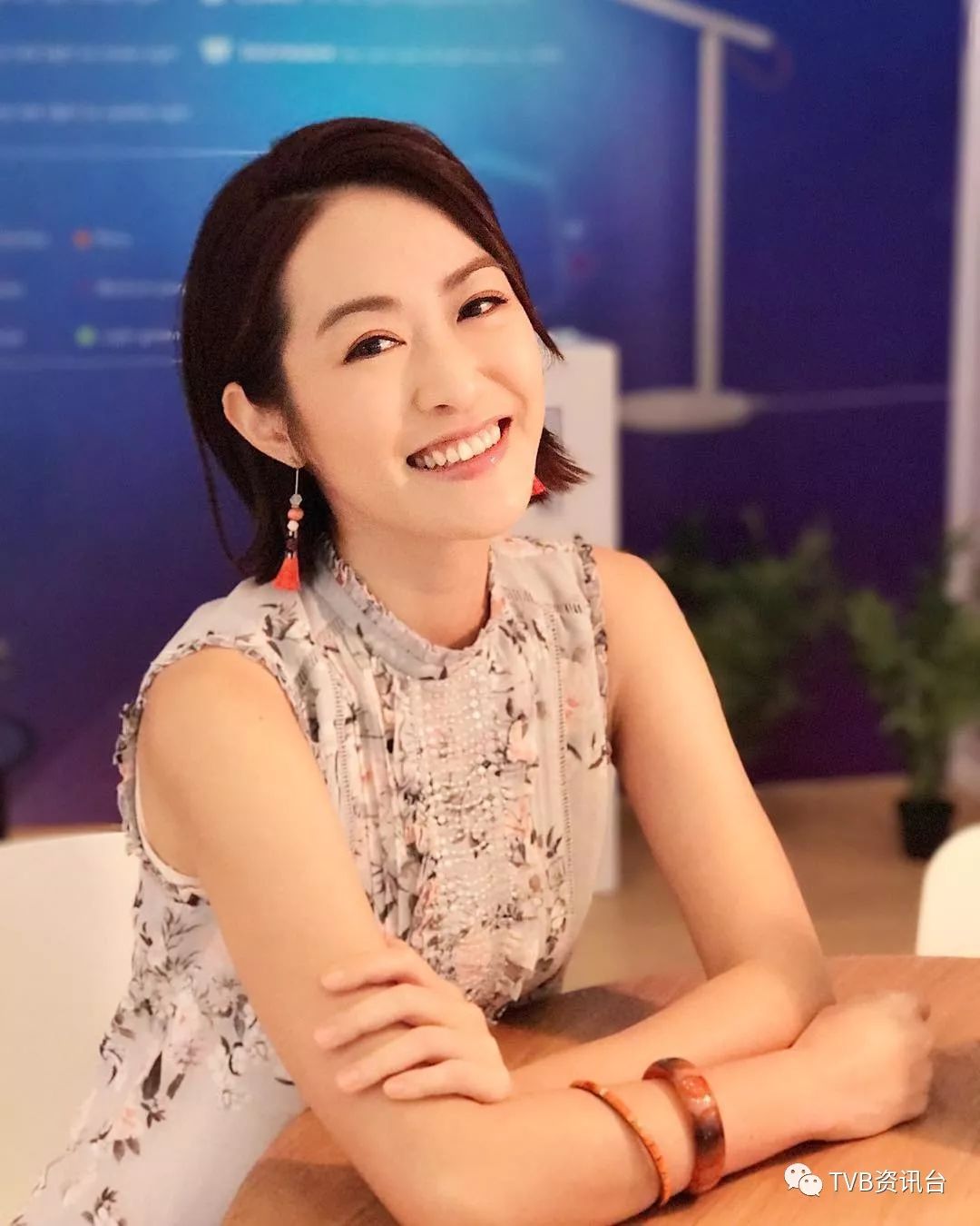 梁嘉琪在6月時曾於IG Post了一張寫加油字樣的黑白相,並寫道轉右90度看,另一角度看即變成了香港,為香港打氣。 有傳嘉琪因此而遭到TVB雪藏。 圖:擷取自TVB資訊台 梁嘉琪在6月時曾於IG Post了一張寫加油字樣的黑白相,並寫道轉右90度看,另一角度看即變成了香港,為香港打氣。 有傳嘉琪因此而遭到TVB雪藏。 圖:擷取自TVB資訊台
