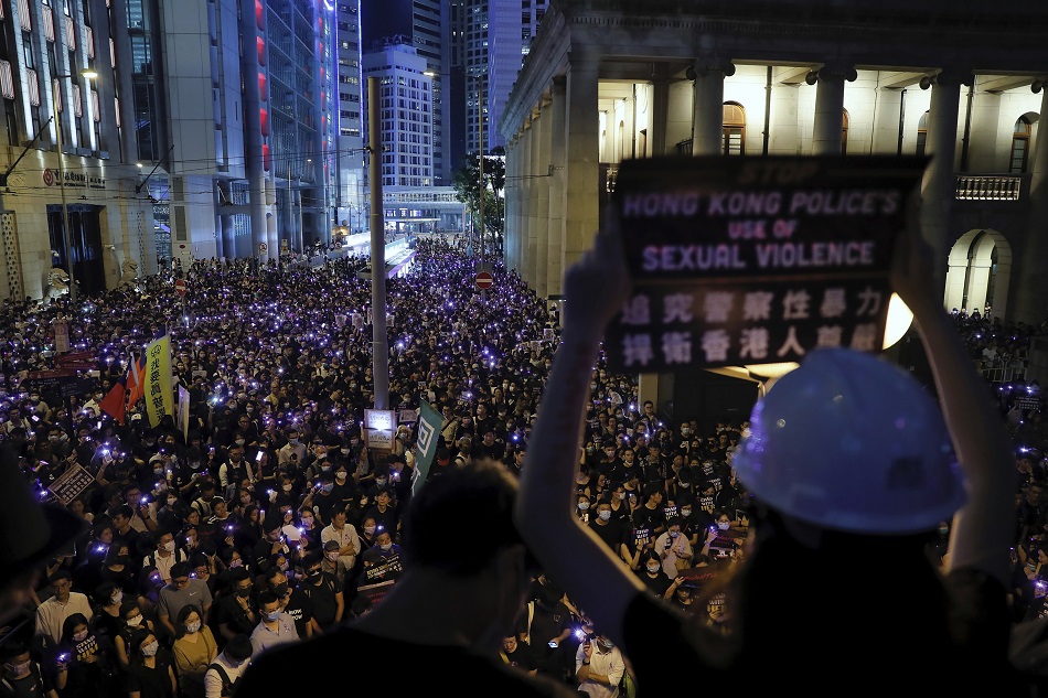 「反送中#MeToo」集會在遮打花園舉行,逾3萬人塞爆遮打花園和皇后像廣場。 圖:達志影像/美聯社 「反送中#MeToo」集會在遮打花園舉行,逾3萬人塞爆遮打花園和皇后像廣場。 圖:達志影像/美聯社