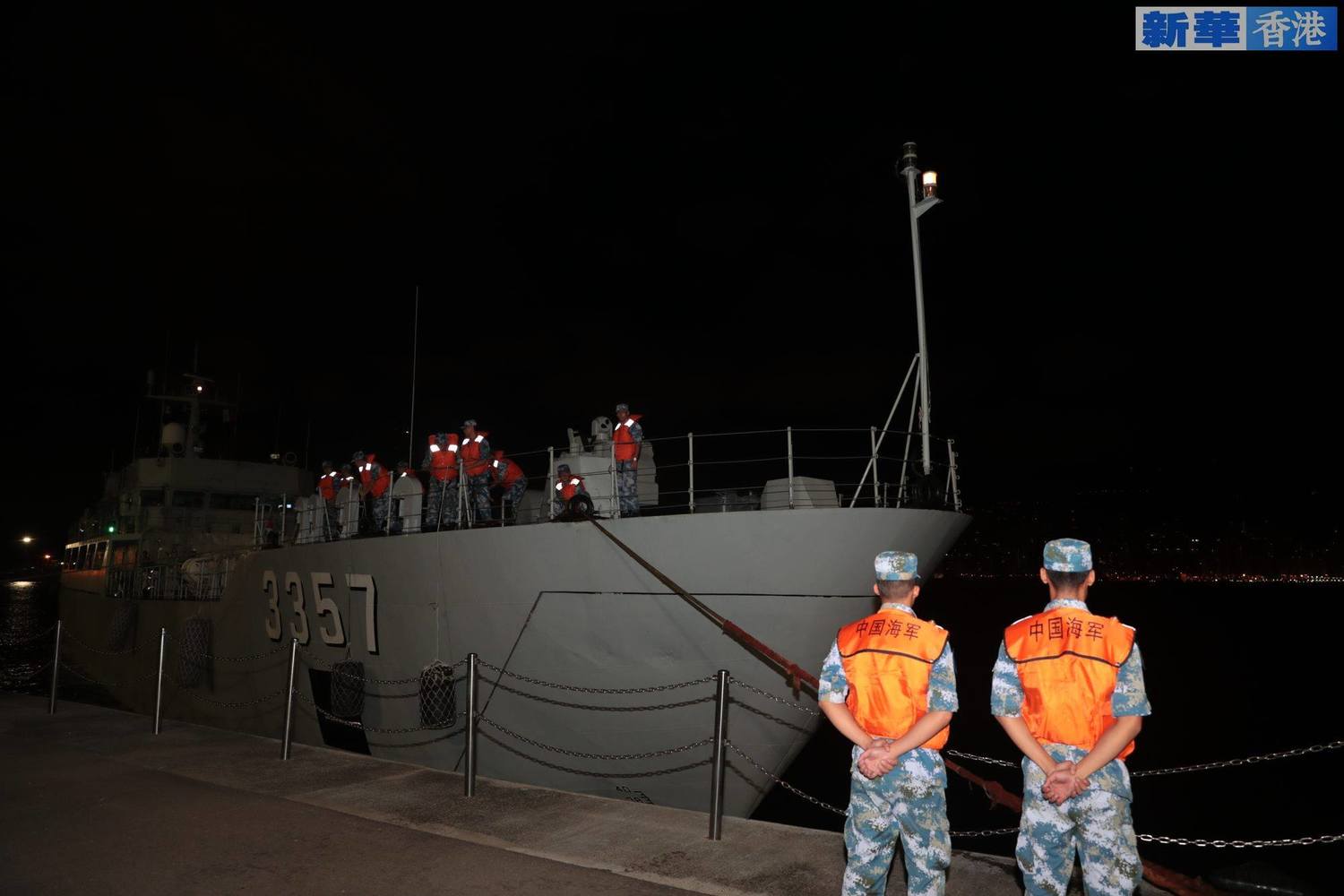 大批中國解放軍今晨以「輪換」為由進入香港。 圖:翻攝新華香港臉書 大批中國解放軍今晨以「輪換」為由進入香港。 圖:翻攝新華香港臉書