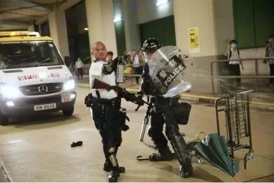 隨著反送中活動愈演愈烈,香港民眾與警察的衝突愈演愈烈,據環球時報今 (29) 日報導,最近香港警隊收到邀請,部分警員將在十一期間前往北京參加國慶晚會,包括鎮壓反送中活動受傷的警員,7月30日晚上在示威者圍堵香港葵涌警署時負傷的「光頭警長」劉sir也在其中。 圖:擷取自環球時報 隨著反送中活動愈演愈烈,香港民眾與警察的衝突愈演愈烈,據環球時報今 (29) 日報導,最近香港警隊收到邀請,部分警員將在十一期間前往北京參加國慶晚會,包括鎮壓反送中活動受傷的警員,7月30日晚上在示威者圍堵香港葵涌警署時負傷的「光頭警長」劉sir也在其中。 圖:擷取自環球時報