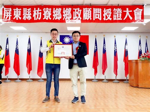 屏東縣枋寮鄉政顧問李孟居(右)日前隻身前往香港旅遊,通訊軟體均無回應,從20日失聯至今,家屬也聯絡不上他。 圖:擷自臉書 屏東縣枋寮鄉政顧問李孟居(右)日前隻身前往香港旅遊,通訊軟體均無回應,從20日失聯至今,家屬也聯絡不上他。 圖:擷自臉書