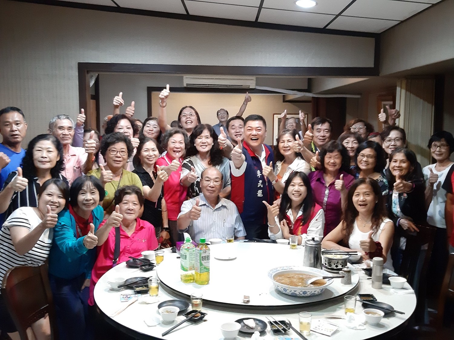 李武龍(中穿競選背心)政治歷練完整,口才便給,具有一定的基層實力。 圖 : 翻攝自李武龍臉書 李武龍(中穿競選背心)政治歷練完整,口才便給,具有一定的基層實力。 圖 : 翻攝自李武龍臉書