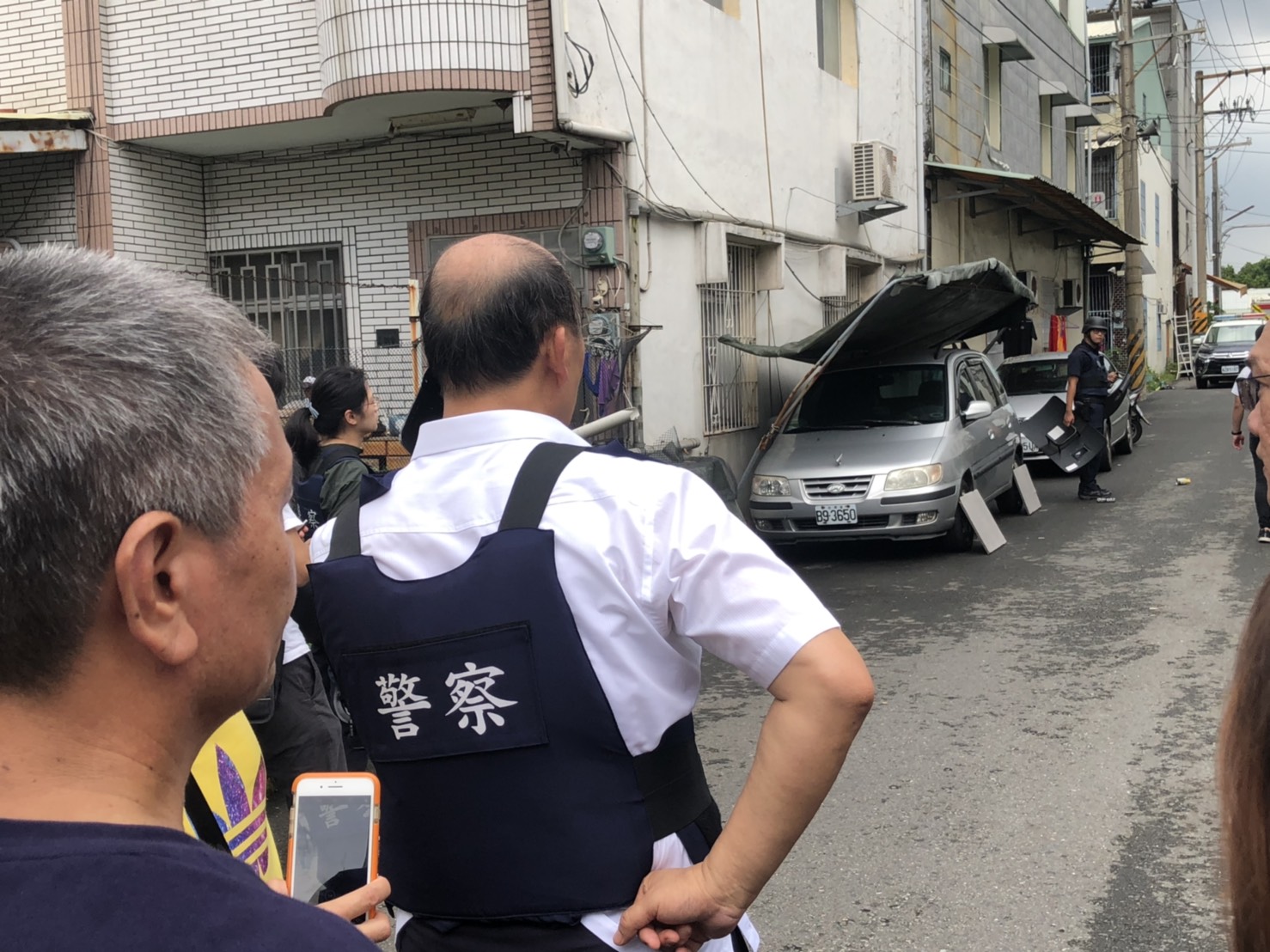 嘉義縣30日發生警匪對峙案,警方與持槍男子對峙一個上午。 圖:嘉義記者公會/提供 嘉義縣30日發生警匪對峙案,警方與持槍男子對峙一個上午。 圖:嘉義記者公會/提供
