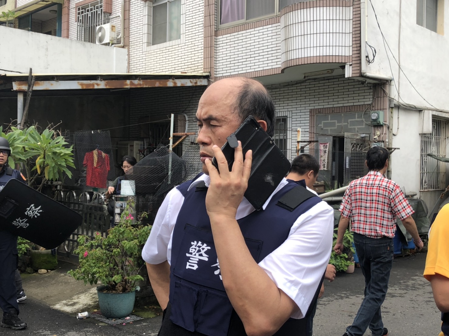 偵辦過三一九槍擊案的嘉義縣警察局長廖宗山,現場指揮若定,化解危機。 圖:嘉義記者公會/提供 偵辦過三一九槍擊案的嘉義縣警察局長廖宗山,現場指揮若定,化解危機。 圖:嘉義記者公會/提供