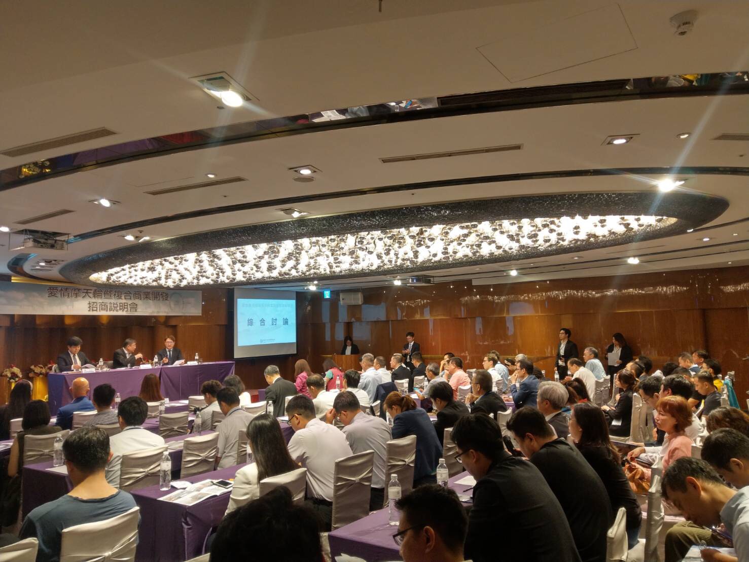 超過40家廠商70名潛在投資者出席愛情摩天輪招商說明會。 圖:高雄市政府/提供 超過40家廠商70名潛在投資者出席愛情摩天輪招商說明會。 圖:高雄市政府/提供