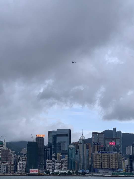 稍早前有香港網友拍攝到銅鑼灣上空有直升機盤旋,令人擔憂。 圖:翻攝自lihkg.com 稍早前有香港網友拍攝到銅鑼灣上空有直升機盤旋,令人擔憂。 圖:翻攝自lihkg.com