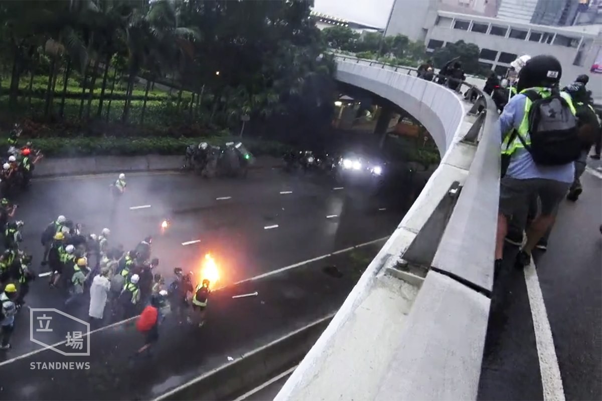 橋上示威者向防暴警察投擲多個燃燒彈。 圖:翻攝立場新聞臉書。 橋上示威者向防暴警察投擲多個燃燒彈。 圖:翻攝立場新聞臉書。