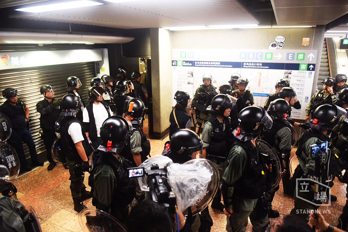 港警封鎖多處地鐵站,但仍有不少示威者盤桓在地鐵口不肯離去。 圖:翻攝立場新聞臉書。 港警封鎖多處地鐵站,但仍有不少示威者盤桓在地鐵口不肯離去。 圖:翻攝立場新聞臉書。