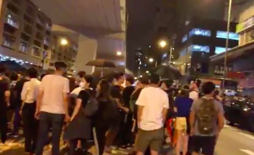 港警封鎖多處地鐵站,但仍有不少示威者盤桓在地鐵口不肯離去。 圖:翻攝立場新聞臉書。 港警封鎖多處地鐵站,但仍有不少示威者盤桓在地鐵口不肯離去。 圖:翻攝立場新聞臉書。