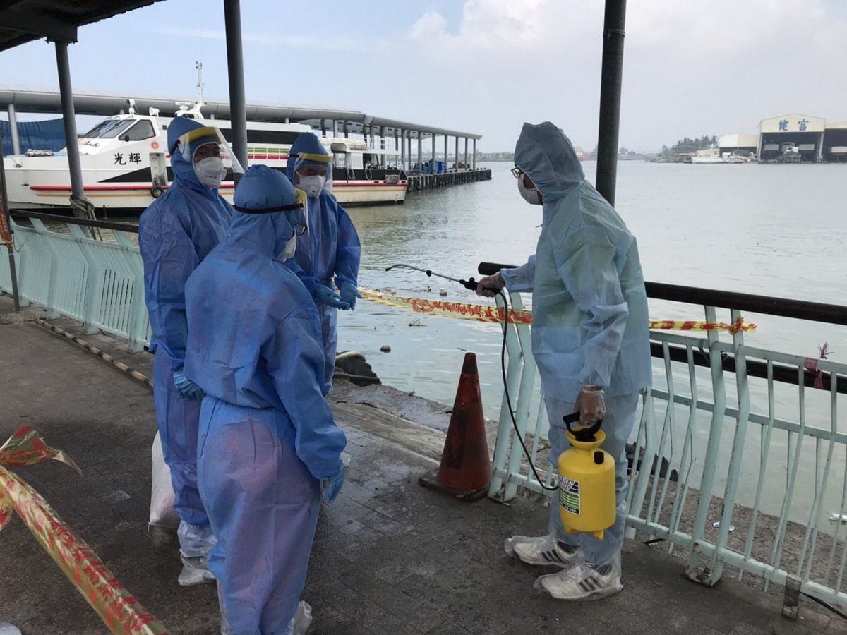 屏東動防所接獲通報後,立刻派專業人員前往處理。 圖:屏東縣政府提供 屏東動防所接獲通報後,立刻派專業人員前往處理。 圖:屏東縣政府提供