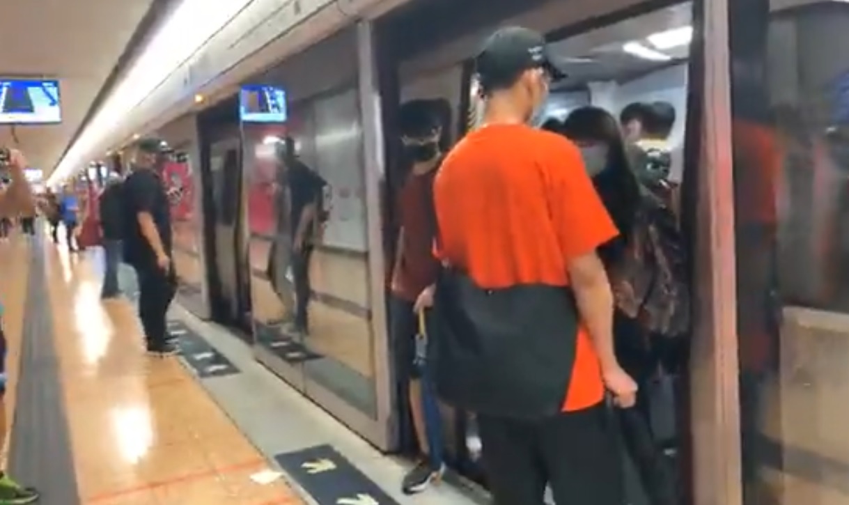 香港今早有網民發起港鐵不合作運動,作勢癱瘓交通,表達對香港政府的抗議。 圖:翻攝自立場新聞臉書粉絲團 香港今早有網民發起港鐵不合作運動,作勢癱瘓交通,表達對香港政府的抗議。 圖:翻攝自立場新聞臉書粉絲團