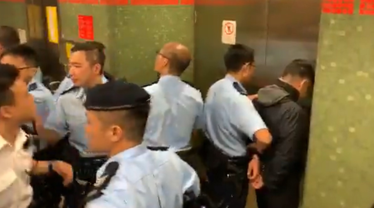 港警接獲通報後,立即前往地鐵站,逮捕執行抗議行動的人員。 圖:翻攝自立場新聞臉書粉絲團 港警接獲通報後,立即前往地鐵站,逮捕執行抗議行動的人員。 圖:翻攝自立場新聞臉書粉絲團