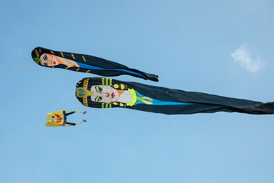 各種造型風箏,埃及豔后、派大星都在北海岸的上空飛揚。 圖:翻攝自新北市北海岸國際風箏節官網 各種造型風箏,埃及豔后、派大星都在北海岸的上空飛揚。 圖:翻攝自新北市北海岸國際風箏節官網