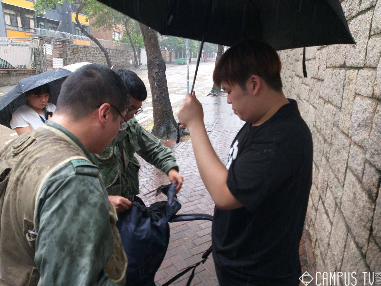 港警搜索相關人士的隨身物品。 圖:翻攝自香港大學校園電視臉書 港警搜索相關人士的隨身物品。 圖:翻攝自香港大學校園電視臉書