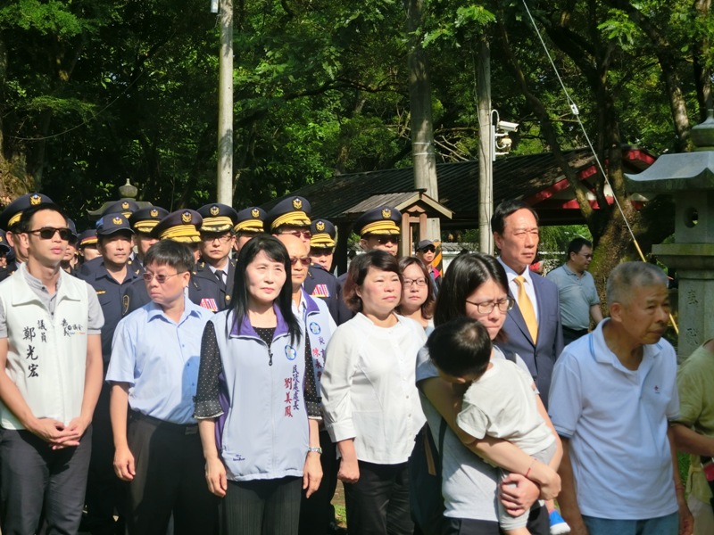李承翰家屬、70名員警,一護送李承翰牌位進入忠烈祠安座。 圖:讀者提供 李承翰家屬、70名員警,一護送李承翰牌位進入忠烈祠安座。 圖:讀者提供