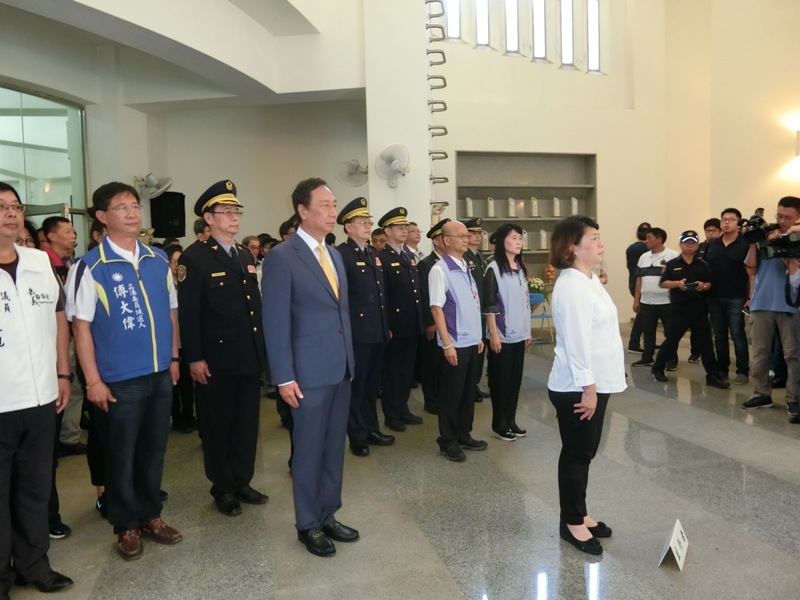 殉職鐵路勇警李承翰入祀忠烈祠,郭台銘到場致意。 圖:讀者提供 殉職鐵路勇警李承翰入祀忠烈祠,郭台銘到場致意。 圖:讀者提供