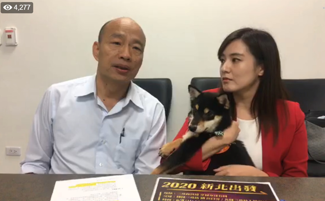 韓國瑜與競總發言人何庭歡開直播,辯駁「鳳凰與雞」說。/圖:翻攝韓國瑜臉書 韓國瑜與競總發言人何庭歡開直播,辯駁「鳳凰與雞」說。/圖:翻攝韓國瑜臉書