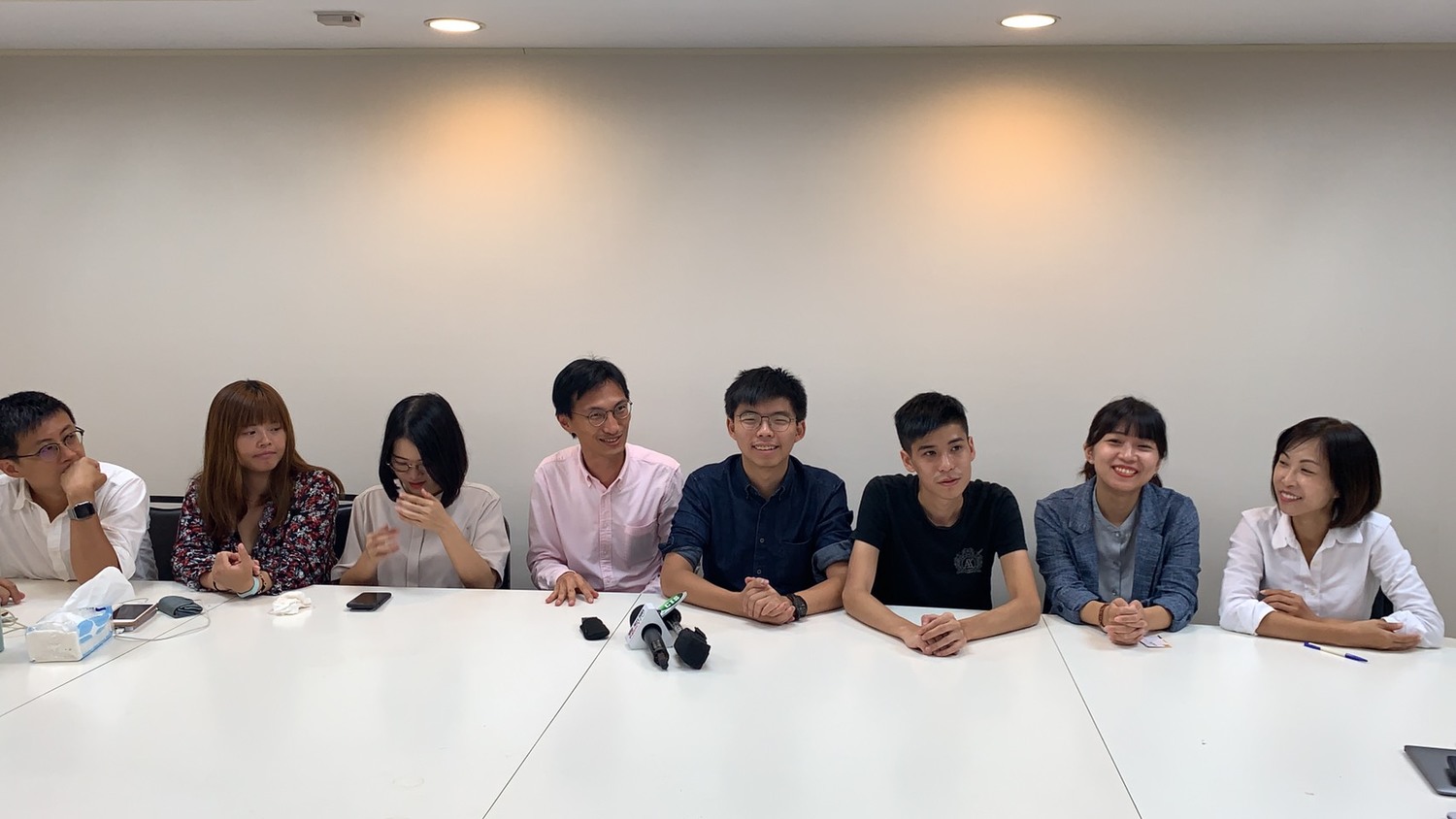 香港眾志秘書長黃之鋒(右4)與立法會議員朱凱迪(左4)、學聯前秘書長岑敖暉(右3)今天前往拜會時代力量北市議黨團。 圖:林穎孟辦公室 / 提供 香港眾志秘書長黃之鋒(右4)與立法會議員朱凱迪(左4)、學聯前秘書長岑敖暉(右3)今天前往拜會時代力量北市議黨團。 圖:林穎孟辦公室 / 提供