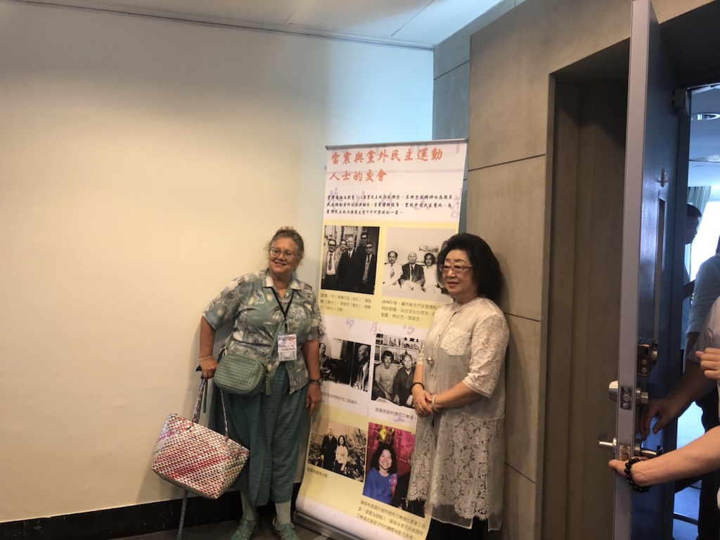 人權運動者艾琳達(Linda Gail Arrigo、施明德前妻)和教育部次長范巽綠細詳當年照片。艾林達說,陳菊與雷震當年參加她和施明德喜宴的合照,並指她曾送藍色長袍給被關進看守所的陳菊。 圖:政大雷震研究中心提供 人權運動者艾琳達(Linda Gail Arrigo、施明德前妻)和教育部次長范巽綠細詳當年照片。艾林達說,陳菊與雷震當年參加她和施明德喜宴的合照,並指她曾送藍色長袍給被關進看守所的陳菊。 圖:政大雷震研究中心提供