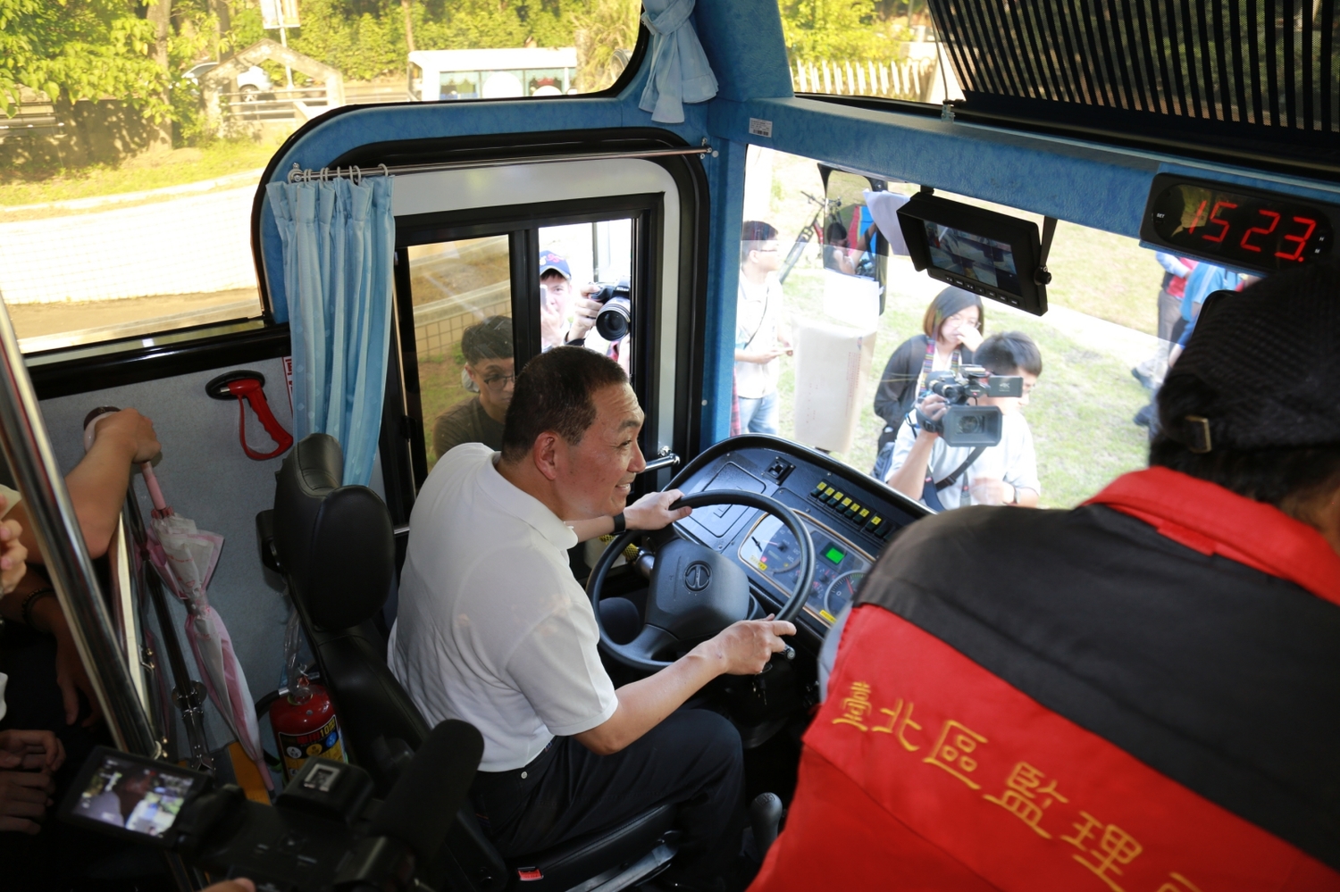 侯友宜實際上車體驗「看不見的死角」,視野死角是造成機車族交通意外的重要原因之一。 圖:新北市政府/提供 侯友宜實際上車體驗「看不見的死角」,視野死角是造成機車族交通意外的重要原因之一。 圖:新北市政府/提供