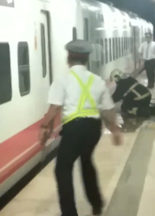 昨晚10時45分普悠瑪列車第七節車廂冒濃煙,初步檢視輪胎部份燒毀。 圖/民眾提供 昨晚10時45分普悠瑪列車第七節車廂冒濃煙,初步檢視輪胎部份燒毀。 圖/民眾提供