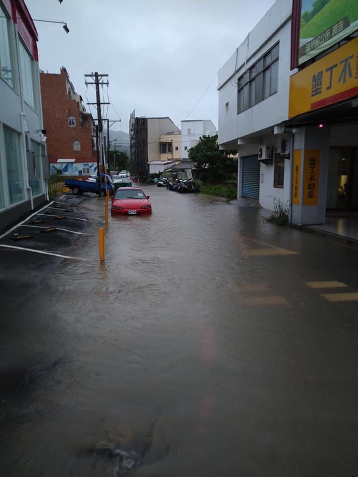 省北路102巷水淹半輪胎高。 圖/恆春半島公共事務討論社團 省北路102巷水淹半輪胎高。 圖/恆春半島公共事務討論社團