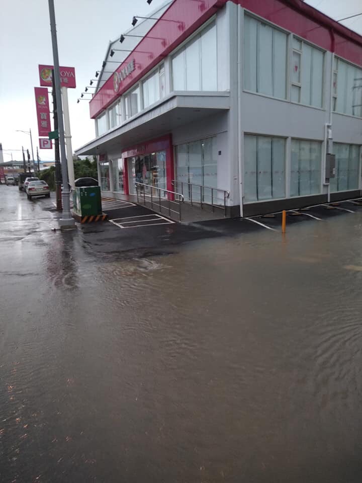 省北路102巷水淹半輪胎高。 圖/恆春半島公共事務討論社團 省北路102巷水淹半輪胎高。 圖/恆春半島公共事務討論社團