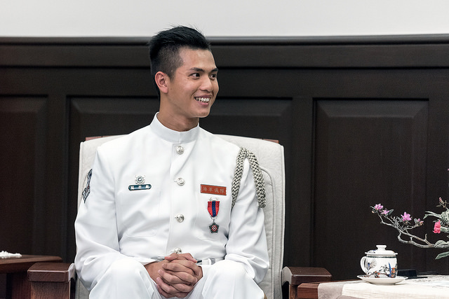 2018年海軍儀隊上兵蘇祈麟以「矇眼接槍」高超技能榮獲第4名、創辦人特別獎殊榮。 圖:取自總統府官網 2018年海軍儀隊上兵蘇祈麟以「矇眼接槍」高超技能榮獲第4名、創辦人特別獎殊榮。 圖:取自總統府官網