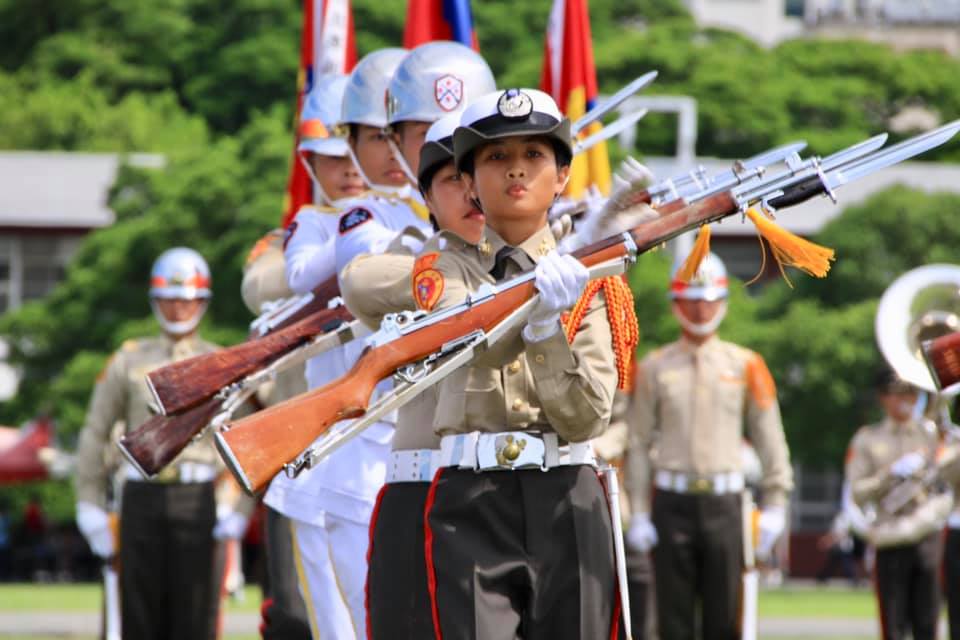 海軍陸戰隊慶祝成軍72周年隊慶,儀隊出現女性隊員,瞬間成為亮眼「嬌」點。 圖:翻攝中華民國海軍陸戰隊臉書 海軍陸戰隊慶祝成軍72周年隊慶,儀隊出現女性隊員,瞬間成為亮眼「嬌」點。 圖:翻攝中華民國海軍陸戰隊臉書