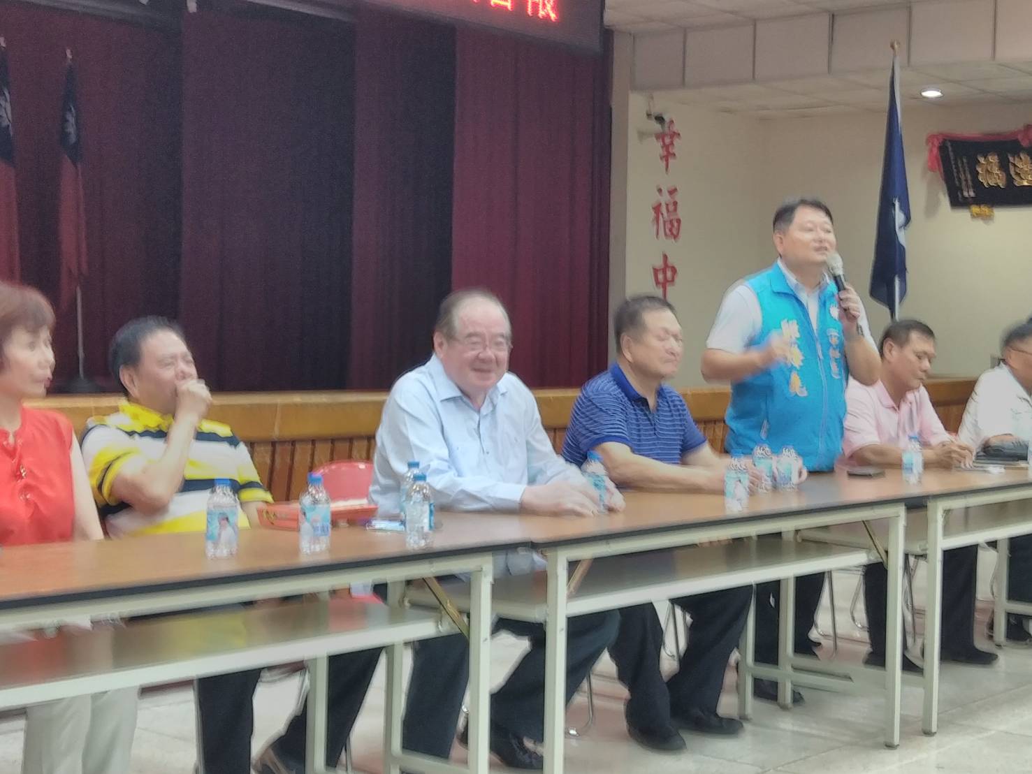 國民黨中和區輔選動員會報,市黨部主委李乾龍(左三)有信心在新北拿下8 至9席立委,區黨部主委邱垂益(四)定調韓國瑜將贏對手10萬票;圖為立委候選人邱烽堯(立者)致詞。 圖:立委候選人邱烽堯提供 國民黨中和區輔選動員會報,市黨部主委李乾龍(左三)有信心在新北拿下8 至9席立委,區黨部主委邱垂益(四)定調韓國瑜將贏對手10萬票;圖為立委候選人邱烽堯(立者)致詞。 圖:立委候選人邱烽堯提供
