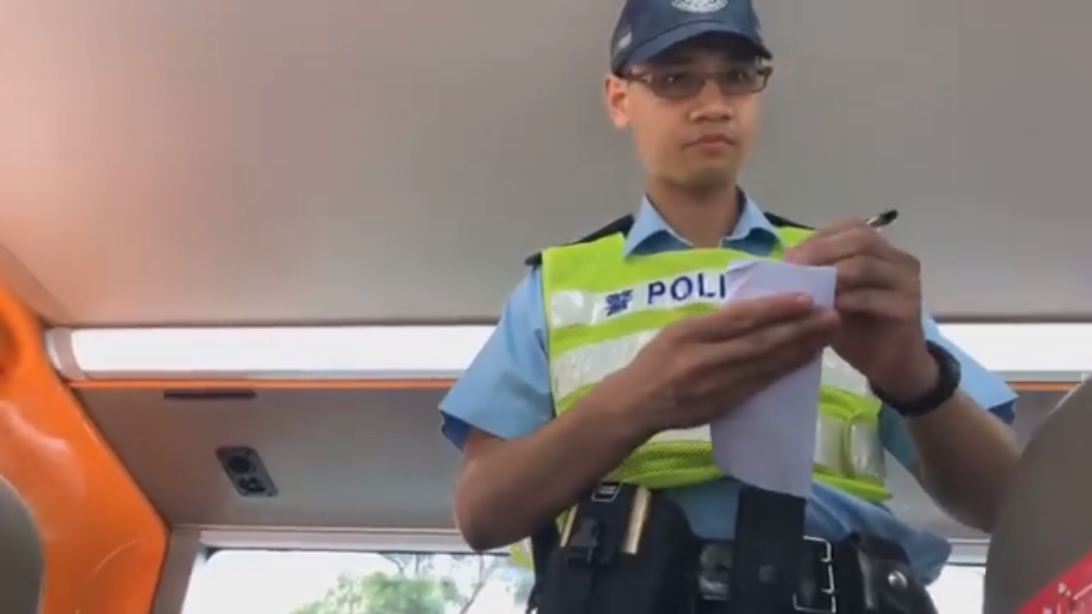 港警大動作設置路障,又登上機場巴士進行截查,包括檢查乘客的背包、手袋,查問目的地,到哪裡轉車等。 圖:擷取網路直播 港警大動作設置路障,又登上機場巴士進行截查,包括檢查乘客的背包、手袋,查問目的地,到哪裡轉車等。 圖:擷取網路直播