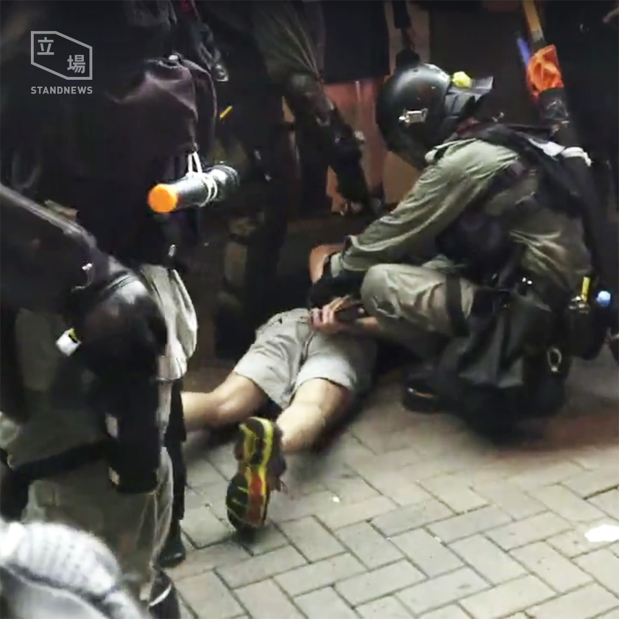 在港警強力驅散清場行動中,又有多名示威者被逮捕。 圖/翻攝立場新聞臉書 在港警強力驅散清場行動中,又有多名示威者被逮捕。 圖/翻攝立場新聞臉書