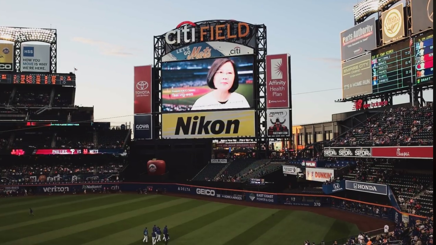 大都會台灣日總統蔡英文現身球場大螢幕。 圖/翻攝自MLB影片 大都會台灣日總統蔡英文現身球場大螢幕。 圖/翻攝自MLB影片