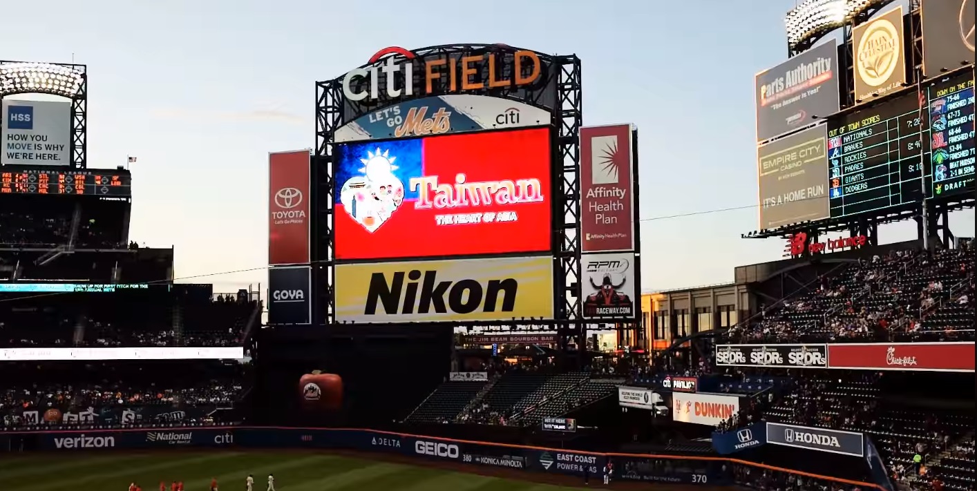 大都會台灣日國旗躍上球場大螢幕。 圖/翻攝自MLB影片 大都會台灣日國旗躍上球場大螢幕。 圖/翻攝自MLB影片