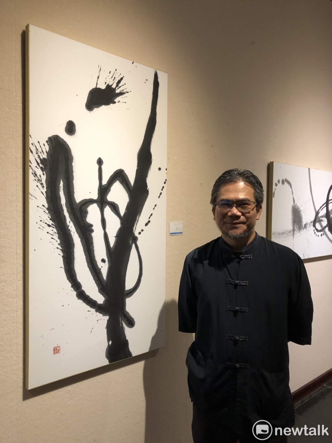陳明德將古典書法線條與紙上空間巧妙結合,創造出一個深具視覺想像的畫面,成為一種非文字性的當代構成,讓傳統古典草書抽象再抽象,成為無國界之當代藝術。 圖 : 黃博郎/攝 陳明德將古典書法線條與紙上空間巧妙結合,創造出一個深具視覺想像的畫面,成為一種非文字性的當代構成,讓傳統古典草書抽象再抽象,成為無國界之當代藝術。 圖 : 黃博郎/攝