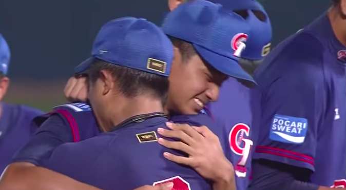 中華隊在U18世界盃棒球賽奪冠,中華小將喜極而泣。 圖/取自facebook.com/WBSC 中華隊在U18世界盃棒球賽奪冠,中華小將喜極而泣。 圖/取自facebook.com/WBSC