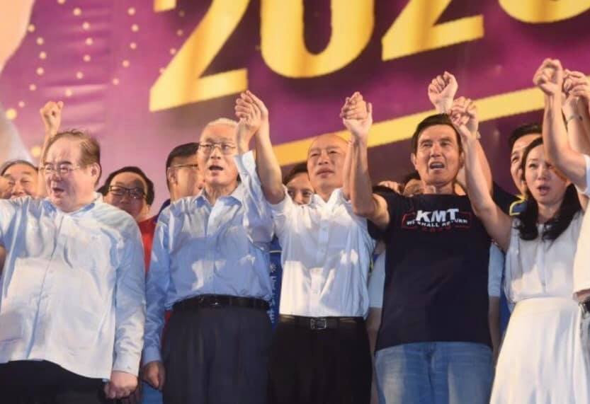 國民黨總統參選人韓國瑜8日新北二重疏洪道造勢活動,前總統馬英九、國民黨主席吳敦義與韓國瑜同台,高喊「凍蒜」。/圖:翻攝李正皓臉書 國民黨總統參選人韓國瑜8日新北二重疏洪道造勢活動,前總統馬英九、國民黨主席吳敦義與韓國瑜同台,高喊「凍蒜」。/圖:翻攝李正皓臉書